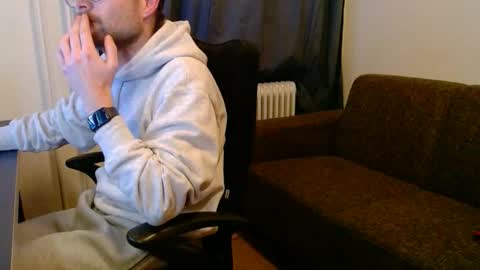 _whoisthatguy_ online show from November 25, 4:51 pm