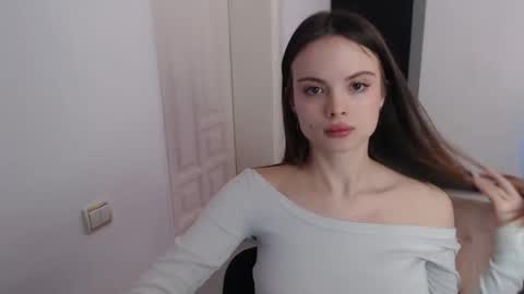 a_ariella_ online show from December 1, 2:44 pm