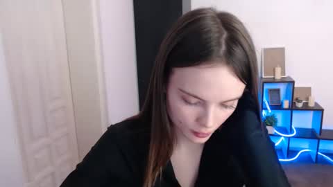 a_ariella_ online show from December 3, 3:32 pm