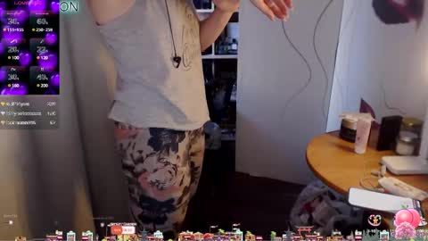 Snapshot of aamazingjoi chatting on February 15, 10:33 am Katie online show from February 15, 10:33 am