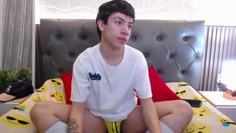 Snapshot of aaron_blink1 chatting on December 2, 12:29 pm Aaron online show from December 2, 12:29 pm