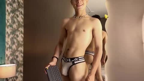 Aaron Ezequiel online show from October 18, 10:10 pm