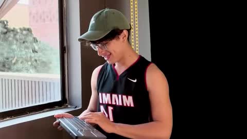 Aaron Ezequiel online show from May 30, 1:08 pm