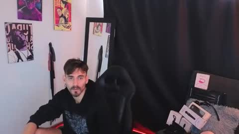 Snapshot of aaron_malikk chatting on April 27, 3:32 pm aaron_malikk online show from April 27, 3:32 pm
