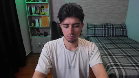 Aaron online show from November 8, 5:23 pm