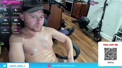Snapshot of aaron_skye chatting on December 8, 1:35 am Aaron Skye online show from December 8, 1:35 am