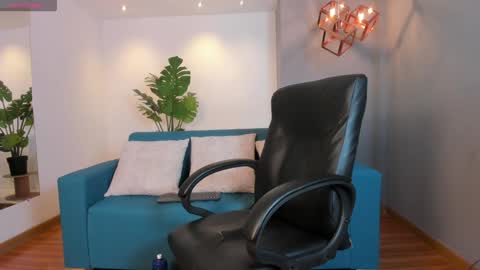 Snapshot of aaron_whitee chatting on December 18, 7:41 pm Aaron online show from December 18, 7:41 pm