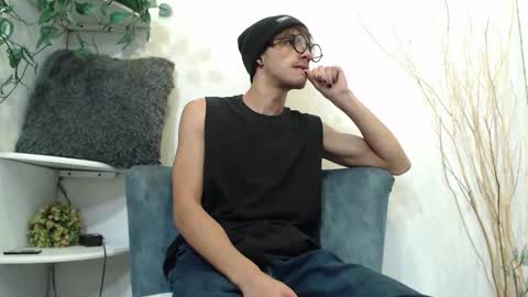 Snapshot of aaronbeer_ chatting on February 12, 11:49 am Aaron online show from February 12, 11:49 am