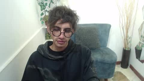 Snapshot of aaronbeer_ chatting on February 24, 11:41 am Aaron online show from February 24, 11:41 am