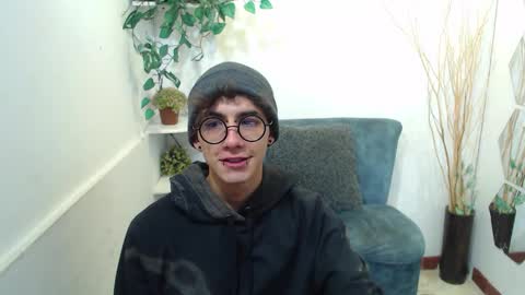 Snapshot of aaronbeer_ chatting on February 25, 11:42 am Aaron online show from February 25, 11:42 am