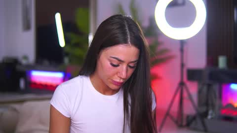 Snapshot of abbela_white chatting on May 6, 6:19 am Alexa online show from May 6, 6:19 am