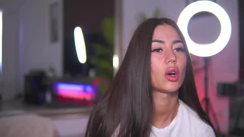 Snapshot of abbela_white chatting on May 12, 6:32 am Alexa online show from May 12, 6:32 am