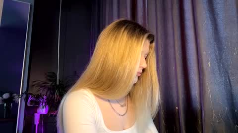 Snapshot of abbeyducklow chatting on December 2, 9:25 am Abbi online show from December 2, 9:25 am