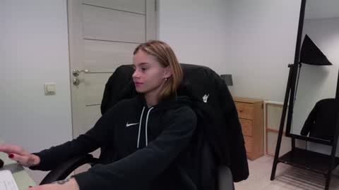 ABBY LAKER online show from January 2, 5:18 pm