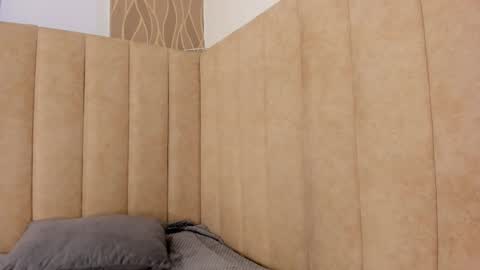 abby_swett1 online show from December 17, 1:17 pm