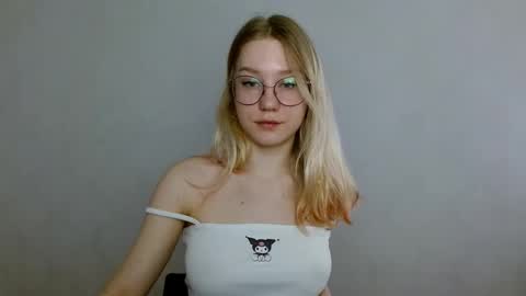 Snapshot of abbymoore__ chatting on March 8, 9:17 am Abby Lovense is active online show from March 8, 9:17 am