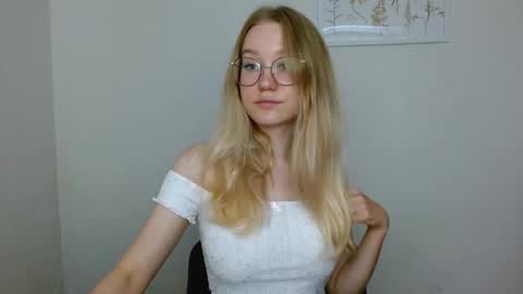 Snapshot of abbymoore__ chatting on September 9, 9:31 am Abby Lovense is active online show from September 9, 9:31 am