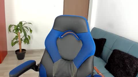 Independence model AbelAsburgo online show from November 17, 12:55 pm