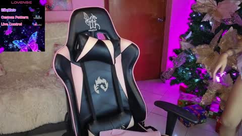 Snapshot of abigail_monroe__ chatting on December 17, 4:12 am abigail_monroe__ online show from December 17, 4:12 am