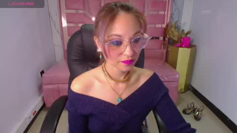 Snapshot of abril_ch_ chatting on April 19, 12:37 pm abril_ch_ online show from April 19, 12:37 pm