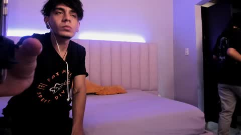 Snapshot of abrilandjulian chatting on May 7, 11:59 am Abril and Julian online show from May 7, 11:59 am