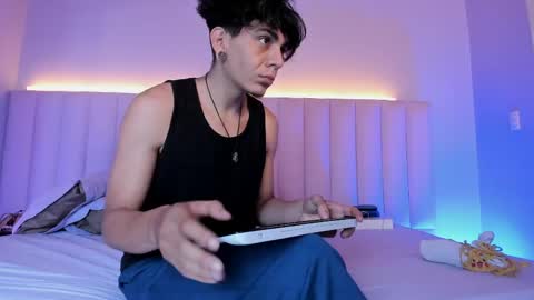 Snapshot of abrilandjulian chatting on May 28, 11:51 am Abril and Julian online show from May 28, 11:51 am