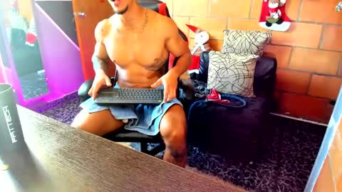 Snapshot of adam_valencia chatting on December 8, 5:44 pm Adam Valencia online show from December 8, 5:44 pm