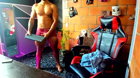 Snapshot of adam_valencia chatting on December 22, 4:38 pm Adam Valencia online show from December 22, 4:38 pm