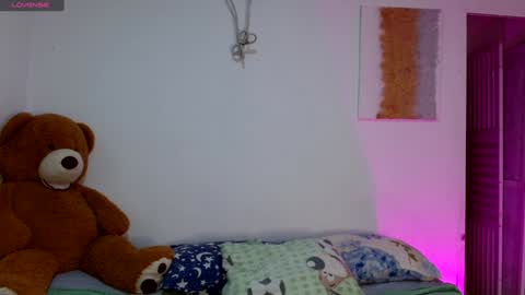 Snapshot of adams_niki chatting on February 9, 3:00 am ADAMS Y NIKI online show from February 9, 3:00 am