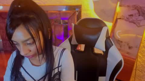 Snapshot of adarasuri_v chatting on June 24, 3:16 am Hi Stream 1000pm to 600am online show from June 24, 3:16 am