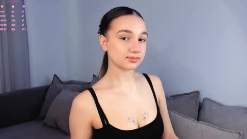 Snapshot of adelexx_zll chatting on February 20, 5:15 am adelexx_zll online show from February 20, 5:15 am