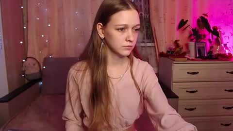 Snapshot of adelin_maxwell chatting on December 18, 8:03 pm Lina online show from December 18, 8:03 pm