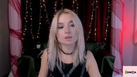 Snapshot of adelina_bb chatting on December 5, 9:28 pm Adelina online show from December 5, 9:28 pm