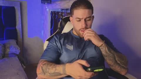 Ades online show from November 10, 7:35 pm