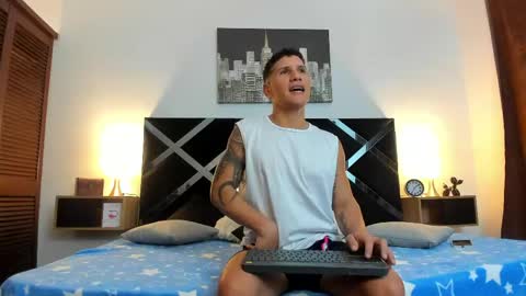 Snapshot of adriano_bigcock chatting on April 14, 3:23 am Adrian online show from April 14, 3:23 am