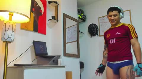 Snapshot of adriano_bigcock chatting on April 23, 9:39 pm Adrian online show from April 23, 9:39 pm
