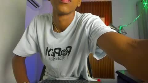 Snapshot of afrowayuu chatting on June 23, 10:57 am afrowayuu online show from June 23, 10:57 am