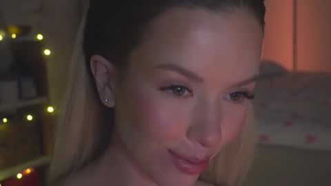 Snapshot of agent_blonde chatting on October 10, 10:20 pm May online show from October 10, 10:20 pm