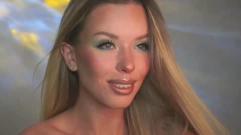 Snapshot of agent_blonde chatting on October 18, 6:52 pm May online show from October 18, 6:52 pm