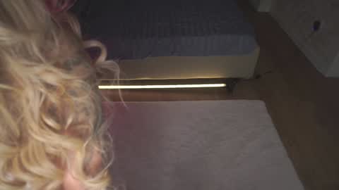 Snapshot of agent_blonde chatting on November 15, 6:37 pm May online show from November 15, 6:37 pm