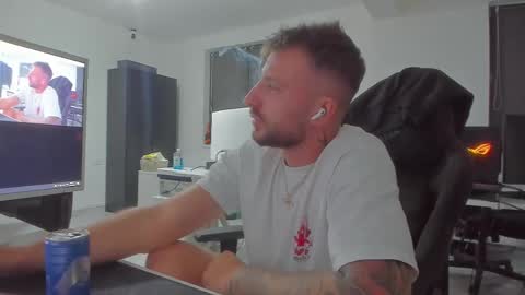 Snapshot of aidenmatthew chatting on September 28, 3:06 pm Aiden online show from September 28, 3:06 pm