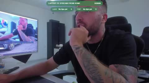 Snapshot of aidenmatthew chatting on October 2, 9:22 pm Aiden online show from October 2, 9:22 pm