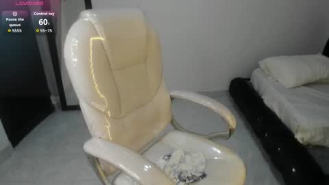 Snapshot of aiilyn_dss18 chatting on November 9, 9:51 am Ailyn online show from November 9, 9:51 am