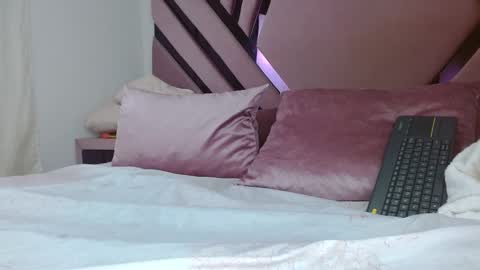 aiilynsmiith online show from October 23, 3:39 am