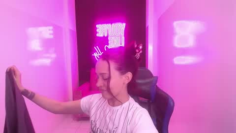Snapshot of ailen_t chatting on December 4, 10:41 pm Ailen online show from December 4, 10:41 pm