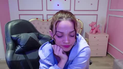 Snapshot of ailen_t chatting on December 13, 9:46 am Ailen online show from December 13, 9:46 am