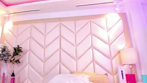 AishaValcazar online show from April 9, 6:19 am