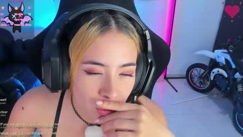 aishelyng20 online show from October 24, 6:43 am