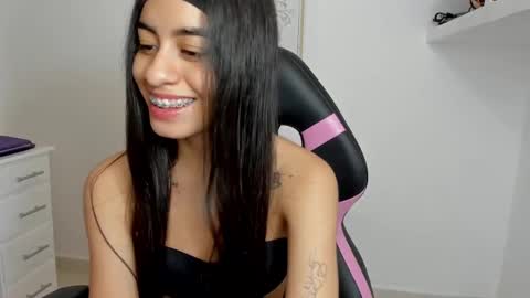 Snapshot of aitana05 chatting on March 6, 12:32 am VALENTINA independent online show from March 6, 12:32 am