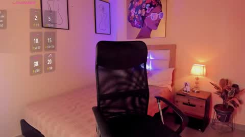Snapshot of aitana_brown chatting on December 22, 6:37 pm Aitana Brown online show from December 22, 6:37 pm